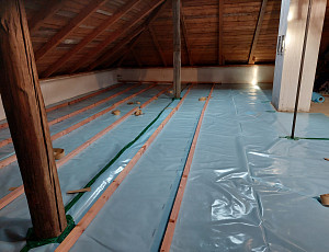 Zateplení stropu zděného rodinného domu pomocí foukané izolace